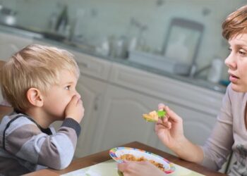 Psikologlar Uyardı: Yemek Seçen Çocuk Üzerindeki Baskı Kontrol Mücadelesine Dönüşüyor