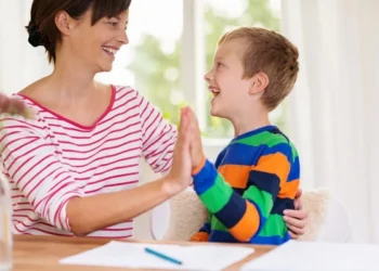 Çocuk Gelişiminde Dönüm Noktası: Uzmanlar Ceza Yerine Ödül Sistemi Öneriyor