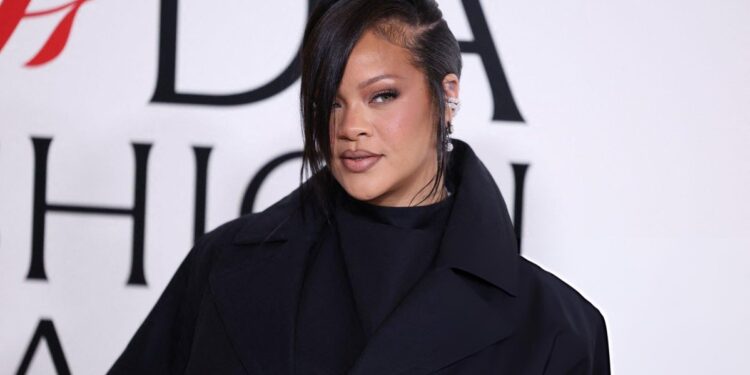 Moda Dünyası Sallandı: Rihanna CFDA Ödülleri’nde İkonik Stiliyle Göz Kamaştırdı