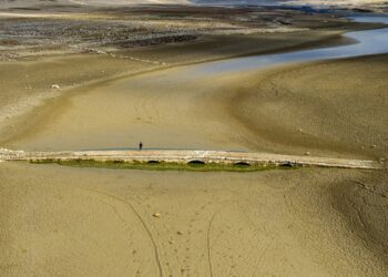 🌉 Baraj Sularının Altından Çıktı: 600 Yıllık Taş Köprü Yeniden Göründü