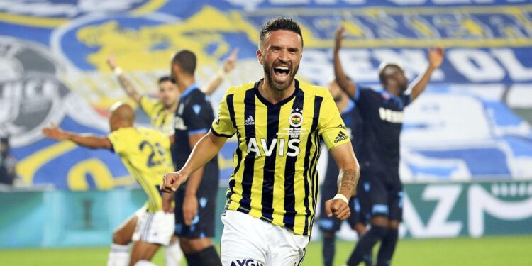 Fenerbahçe ve Trabzonspor Arasındaki İkincilik Yarışı Kızıştı