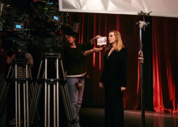 Vodafone Kırmızı Işık ile Şiddete Dur Çağrısı: Demet Evgâr’dan Kadınların Görünmeyen Rollerine Vurgu