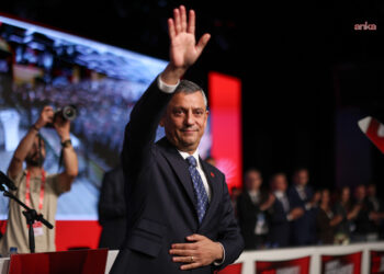 Hukuk Reformu Sözü: Özgür Özel Yeniden Genel Başkan Seçildi, Tüzük Değişikliği Gündemde ⚖️