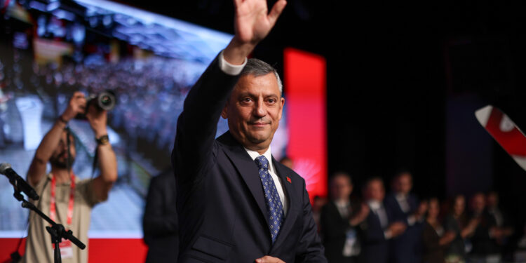 Hukuk Reformu Sözü: Özgür Özel Yeniden Genel Başkan Seçildi, Tüzük Değişikliği Gündemde ⚖️