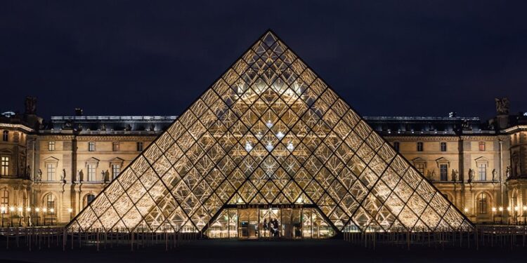 Louvre bilimsel yayınlar Su Sızıntısı Nedeniyle Zarar Gördü