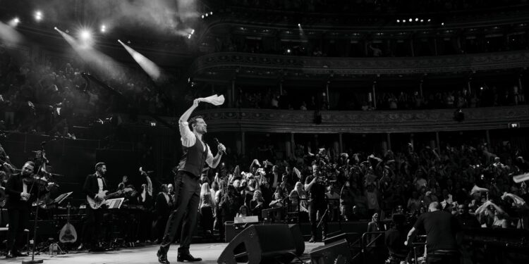 Konstantinos Argiros İstanbul Konseri Yoğun İlgi Gördü: Bistro Masalar Satışta