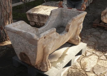 Roma Dönemi Mermer Küvet ve Erkek Heykeli Efes’te Bulundu