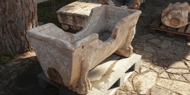 Roma Dönemi Mermer Küvet ve Erkek Heykeli Efes’te Bulundu
