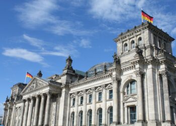 Almanya Federal Meclisi Berlin Reichstag binasının dış cephesi ve mavi gökyüzü.