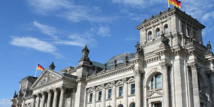 Almanya Federal Meclisi Berlin Reichstag binasının dış cephesi ve mavi gökyüzü.