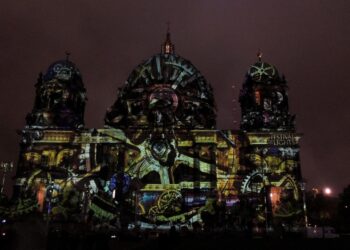Festival of Lights yazısı bulunan ışıklandırmalı tarihi bina gece çekimi.