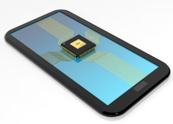 Açık mavi ekranlı akıllı telefon üzerinde altın rengi işlemci çipi bulunuyor.