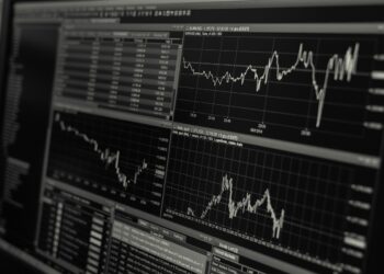 Siyah arka plan üzerinde finansal grafikler ve kur analiz ekranları.