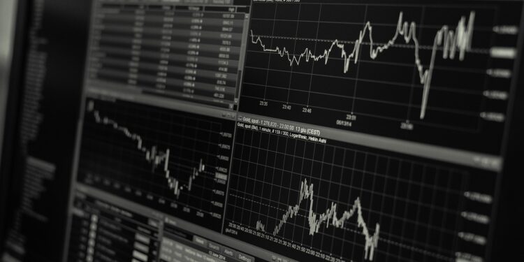 Siyah arka plan üzerinde finansal grafikler ve kur analiz ekranları.