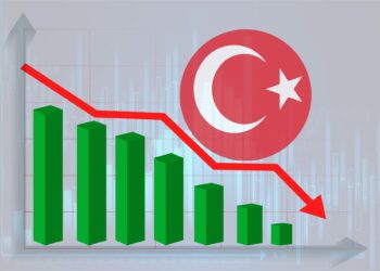 Kırmızı ok ile düşüş trendini gösteren yeşil borsa sütun grafiği.