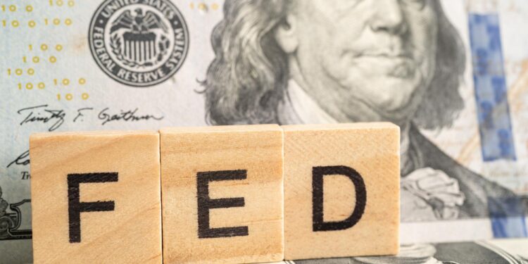 ABD doları banknotları üzerinde FED yazılı ahşap harf blokları bulunuyor.