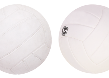Beyaz voleybol topları yan yana duruyor.
