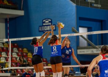 File önünde yükselerek blok yapmaya çalışan kadın voleybolcular.