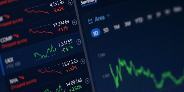 Koyu ekranda yeşil ve kırmızı renkli borsa grafik göstergeleri.