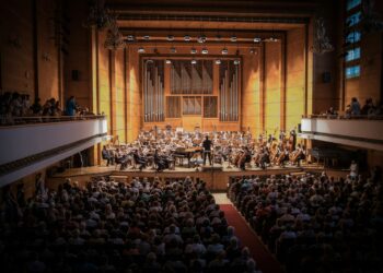 Tarihi ve büyük bir konser salonunda sahne alan büyük senfoni orkestrası.
