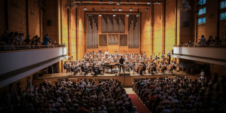 Tarihi ve büyük bir konser salonunda sahne alan büyük senfoni orkestrası.