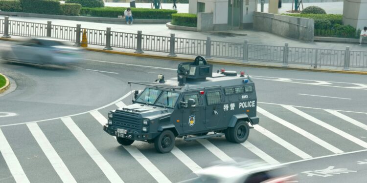 Şehir merkezinde kavşaktan geçen gri renkli zırhlı polis aracı.