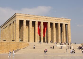 Anıtkabir binası önündeki merdivenlerde gezen ve yürüyen ziyaretçiler.