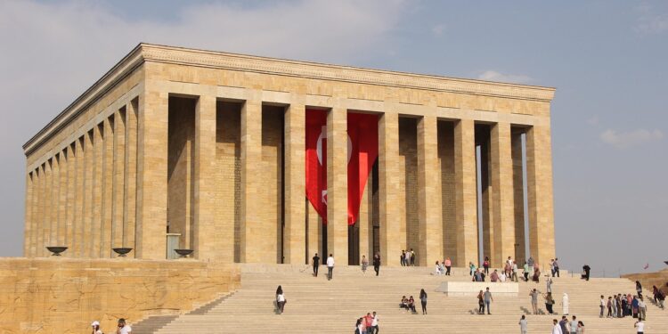 Anıtkabir binası önündeki merdivenlerde gezen ve yürüyen ziyaretçiler.