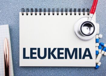 Üzerinde 'Leukaemia' yazan defter, stetoskop ve çeşitli tıbbi haplar.