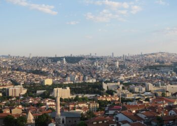 Ankara şehir manzarasını uzaktan gösteren geniş açılı genel görünüm fotoğrafı.