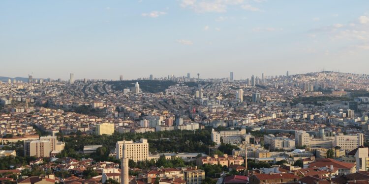 Ankara şehir manzarasını uzaktan gösteren geniş açılı genel görünüm fotoğrafı.